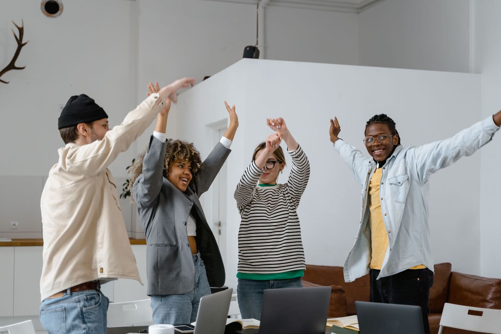 Équipe collaborant autour d'une table de travail